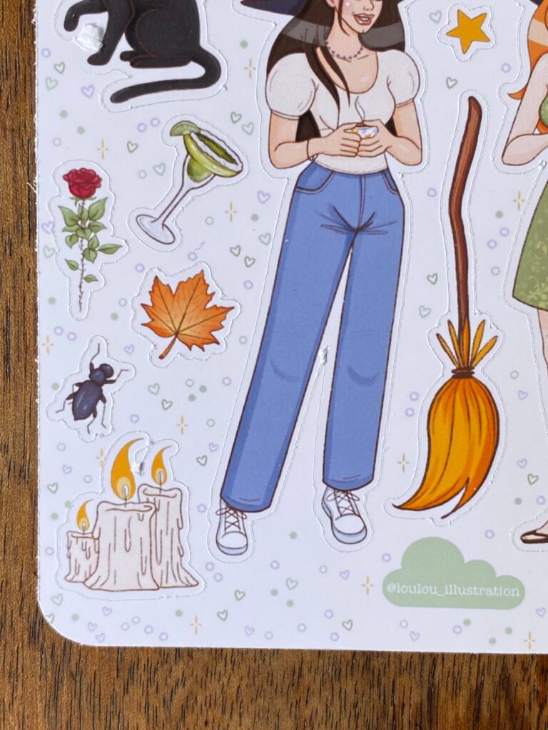Stickers magiques Les Soeurcières posés sur un carnet de journaling