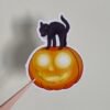 Grand sticker Halloween chaton noir sur une citrouille lumineuse, illustration cottagecore Loulou