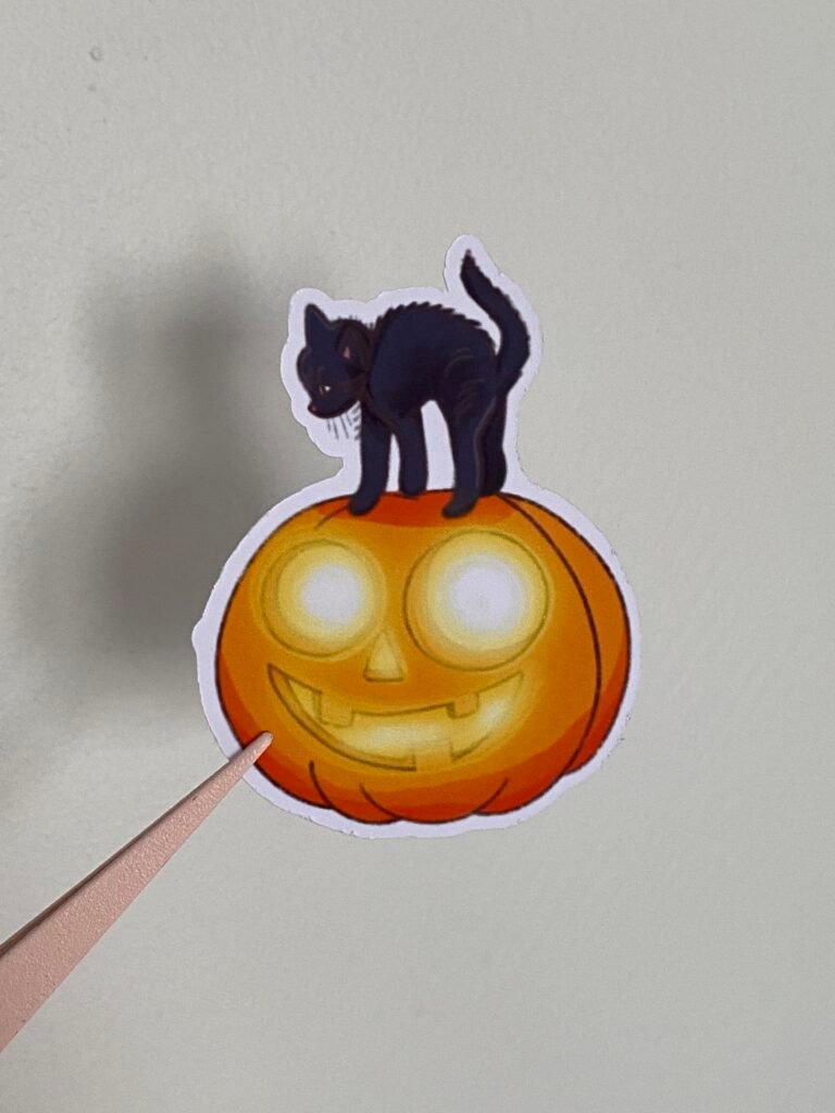 Grand sticker Halloween chaton noir sur une citrouille lumineuse, illustration cottagecore Loulou