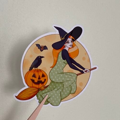 Grand sticker Halloween sorcière rousse sur son balai devant la lune, illustration cottagecore Loulou