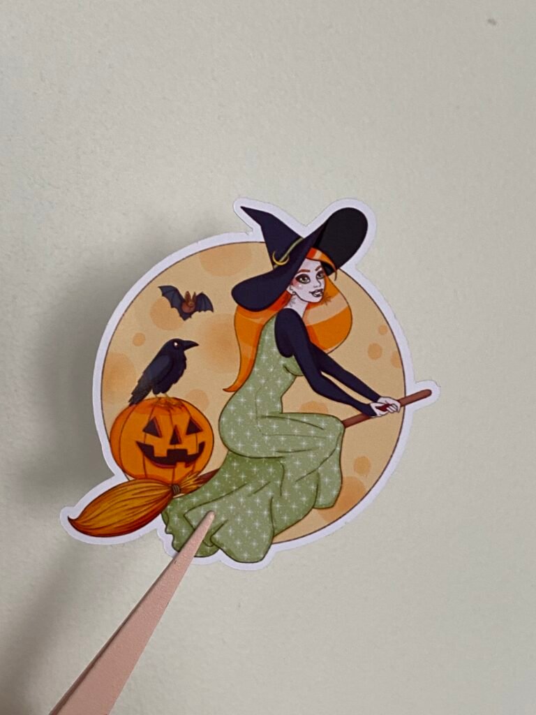 Grand sticker Halloween sorcière rousse sur son balai devant la lune, illustration cottagecore Loulou