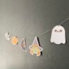 Guirlande Halloween en papier à découper : fantôme, sorcière, chauve-souris et citrouille suspendus à une ficelle, Loulou