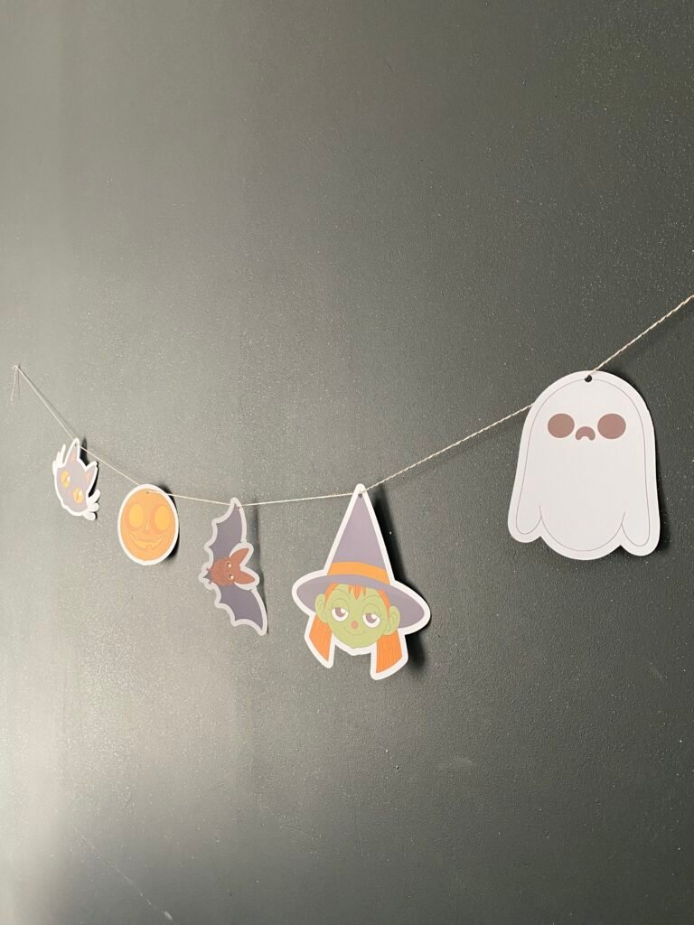 Guirlande Halloween en papier à découper : fantôme, sorcière, chauve-souris et citrouille suspendus à une ficelle, Loulou