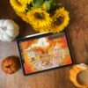 Coloriage détaillé Le festival de l’automne affiché sur une tablette, entouré de tournesols et de citrouilles, Loulou