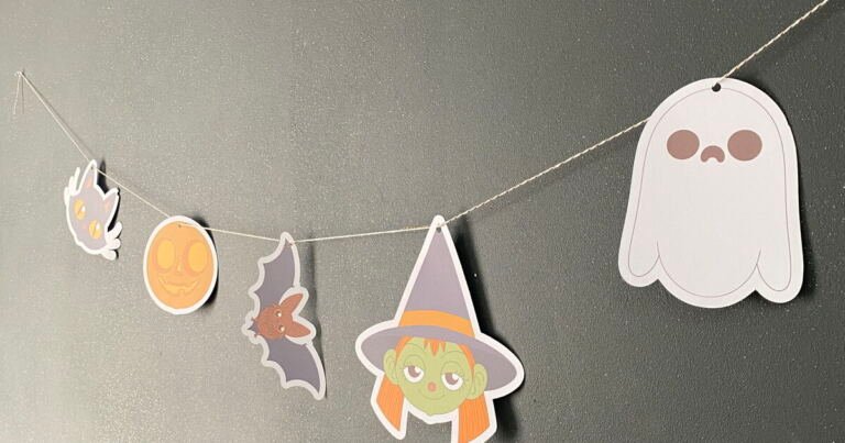 Guirlande d’Halloween en papier à découper accrochée à une ficelle : chat noir, citrouille, chauve-souris, sorcière et fantôme